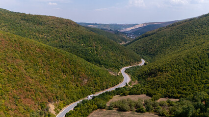 Stra&szlig;e zwischen zwei bergen in kosovo am sonnigen hellen tag mit ein wenig wolken 4