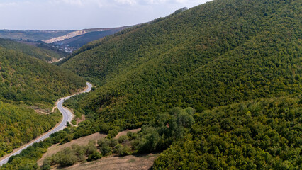 Straße zwischen zwei bergen in kosovo am sonnigen hellen tag mit ein wenig wolken 2