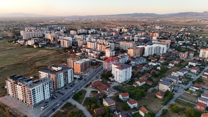 Stadt lipjan im kosovo am nachmittag 2
