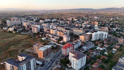 Stadt lipjan im kosovo am nachmittag 