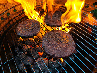 leckere Burger vom Holzkohle Grill