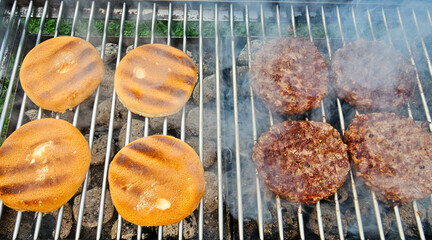 leckere Burger vom Holzkohle Grill