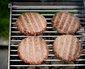 leckere Burger vom Holzkohle Grill