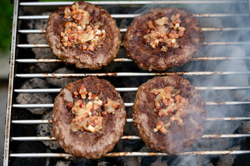 leckere Burger vom Holzkohle Grill