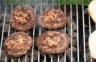 leckere Burger vom Holzkohle Grill