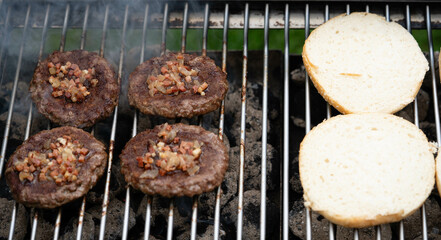 leckere Burger vom Holzkohle Grill