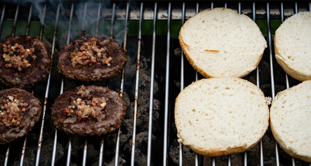 leckere Burger vom Holzkohle Grill