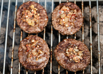 leckere Burger vom Holzkohle Grill