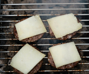 leckere Burger vom Holzkohle Grill