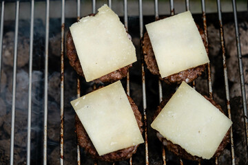 leckere Burger vom Holzkohle Grill