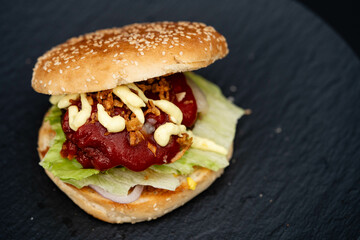 leckere Burger vom Holzkohle Grill
