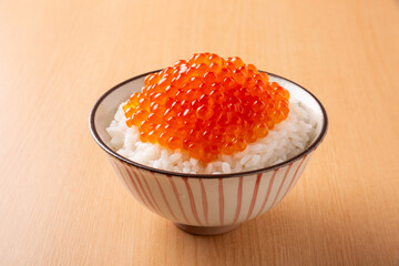 テーブルの上のいくら丼