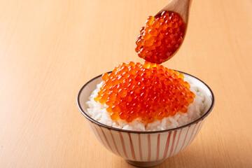 テーブルの上のいくら丼