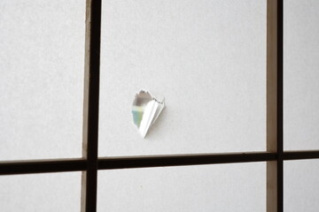 和室の破れた障子