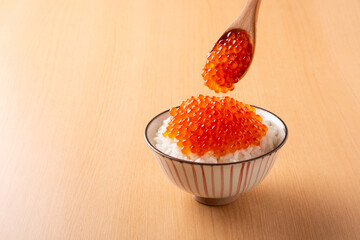 テーブルの上のいくら丼