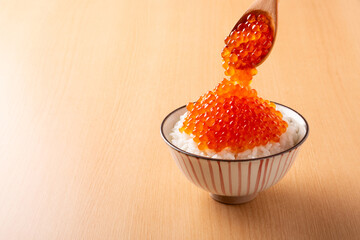 テーブルの上のいくら丼