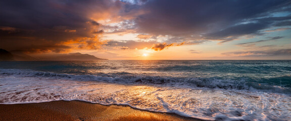 Alba sulla spiaggia dell Liguria nel mare mediterraneo