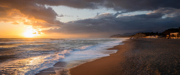 Alba sulla spiaggia dell Liguria nel mare mediterraneo