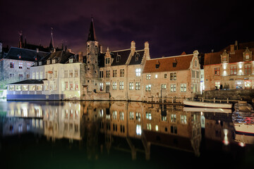Obraz premium Evening reflections in Ghent, Belgium showcasing historic architecture by the water