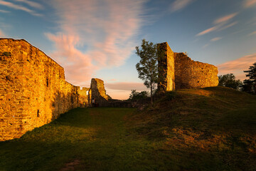 Obraz premium Perimeter walls of the collapsed Borotín castle in the Tábor district in southern Bohemia at sunrise. Photographed by long exposure technique