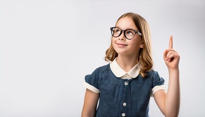 Ein Mädchen über einem hellgrauen Hintergrund mit Brille und erhobenem Zeigefinger schaut leicht nach oben, weil sie eine Idee hat.