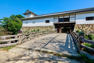 Naklejka premium 彦根市、国宝彦根城の天秤櫓と廊下橋