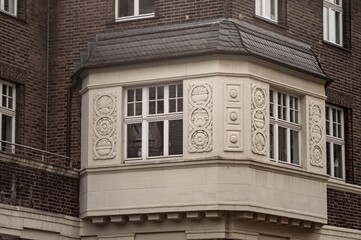 Obraz premium windows with decorations of an office building over 100 years old