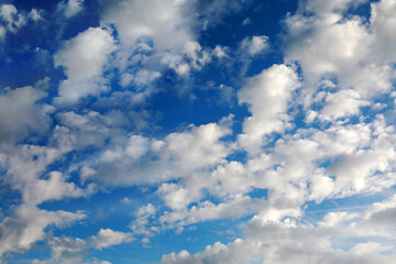 Ein blauer Himmel mit wei&szlig;en weichen Wolken &uuml;ber Bayern