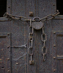 Rostiges Vorhängeschloss an einem alten Mausoleum in Stahnsdorf