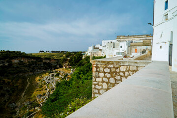 Il nucleo antico di Ginosa caratterizzato dalla gravina con antiche case e chiese rupestri, Taranto, Puglia, Italia