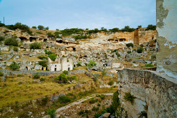 Il nucleo antico di Ginosa caratterizzato dalla gravina con antiche case e chiese rupestri, Taranto, Puglia, Italia