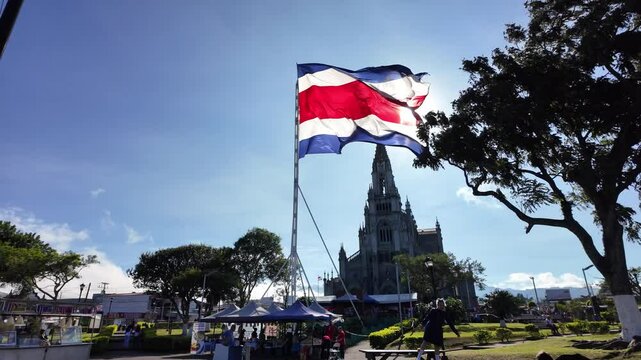 Bandera de Costa Rica ondeando en d&iacute;a soleado