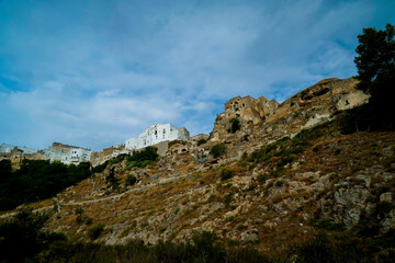 Il nucleo antico di Ginosa caratterizzato dalla gravina con antiche case e chiese rupestri, Taranto, Puglia, Italia