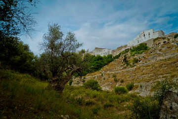 Il nucleo antico di Ginosa caratterizzato dalla gravina con antiche case e chiese rupestri, Taranto, Puglia, Italia