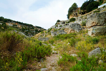 Il nucleo antico di Ginosa caratterizzato dalla gravina con antiche case e chiese rupestri, Taranto, Puglia, Italia