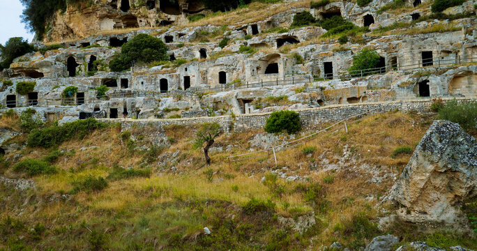 Il nucleo antico di Ginosa caratterizzato dalla gravina con antiche case e chiese rupestri, Taranto, Puglia, Italia
