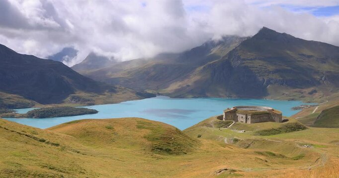 Le Lac du Mont-Cenis avec le Fort de Ronce en avant plan dans les Alpes