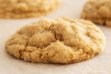 Galleta casera sobre papel de hornear