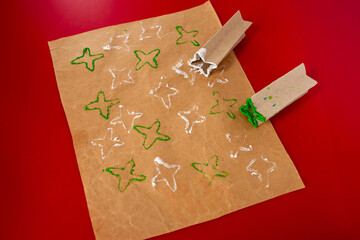 Handmade decorative stamps using a toilet paper roll and paint, great for custom wrapping paper and greeting cards. Easy step-by-step tutorial for DIY creative paper decorations