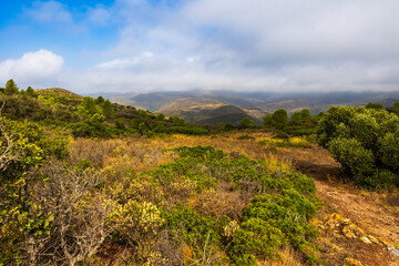 Obraz premium Collines partiellement sous la brume du Parc Naturel du Cap de Creus près du Cap de Norfeu sur la Costa Brava