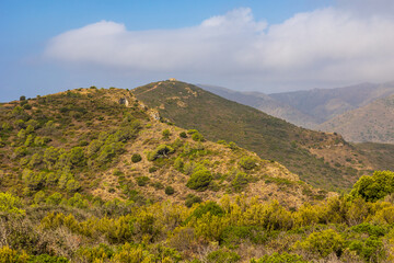 Torre de Norfeu au sommet d’une colline dominant la Méditerranée et le Parc Naturel du Cap de Creus