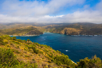 Obraz premium Cala Jóncols depuis le Cap de Norfeu dans le Parc Naturel du Cap de Creus sur la Costa Brava