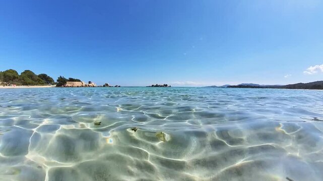 Eau de mer transparente au large de l'&icirc;le de Corse, plage sublime &ndash; vid&eacute;o 4k