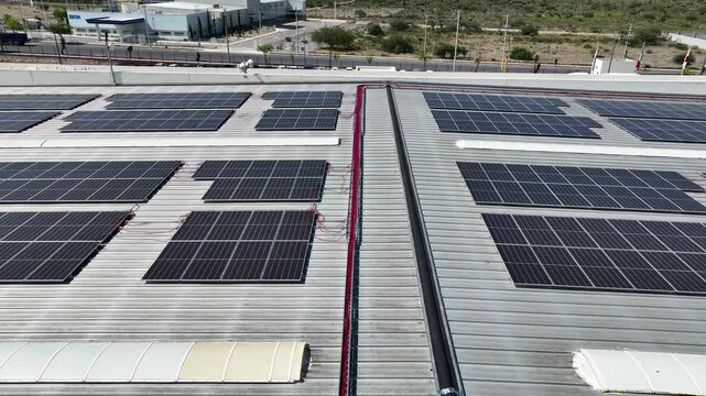  Toma a&eacute;rea de una planta industrial y paneles solares