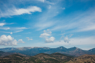 Naklejka premium Beautiful scenery, mountain range and blue sky with clouds