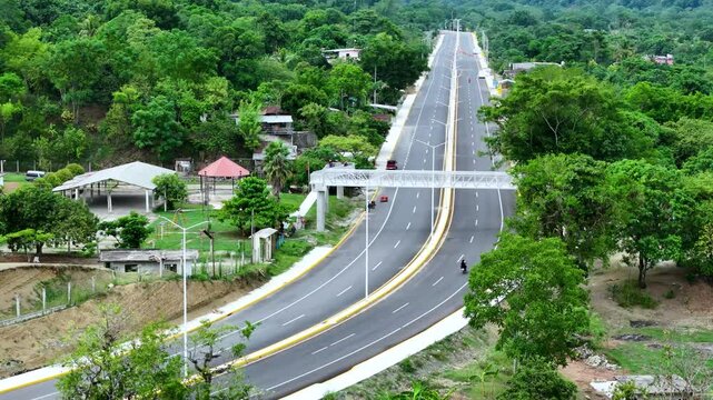 Puente peatonal sobre carretera y vegetaci&oacute;n en la Huasteca Potosina, San Luis Potos&iacute;, M&eacute;xico. 