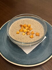 Cream soup of champignons with crackers