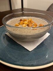 Cream soup of champignons with crackers