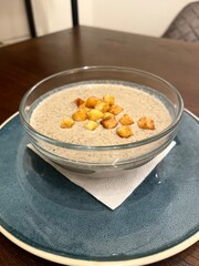 Mushroom cream soup with crackers