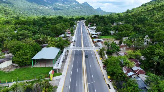 Puente peatonal sobre carretera y vegetaci&oacute;n en la Huasteca Potosina, San Luis Potos&iacute;, M&eacute;xico. 